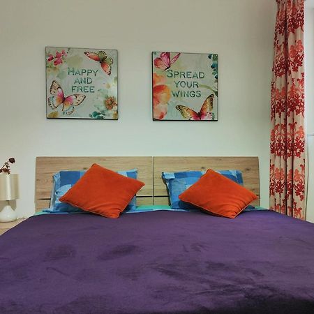 Your Room, Your Apartment, Your Shared Pool มาร์ซาลฟอร์น ภายนอก รูปภาพ