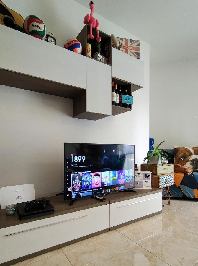 Your Room, Your Apartment, Your Shared Pool มาร์ซาลฟอร์น ภายนอก รูปภาพ