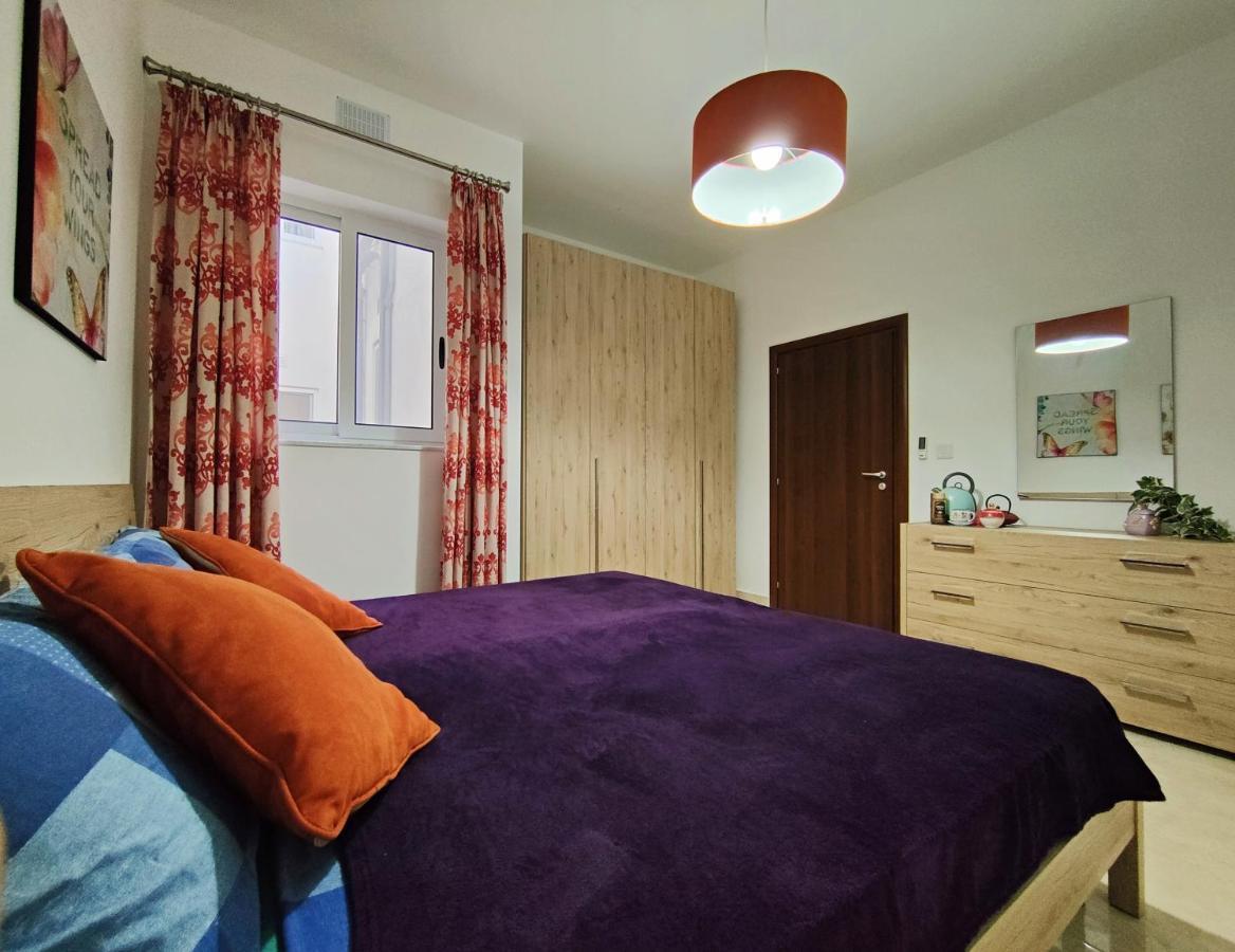 Your Room, Your Apartment, Your Shared Pool มาร์ซาลฟอร์น ภายนอก รูปภาพ